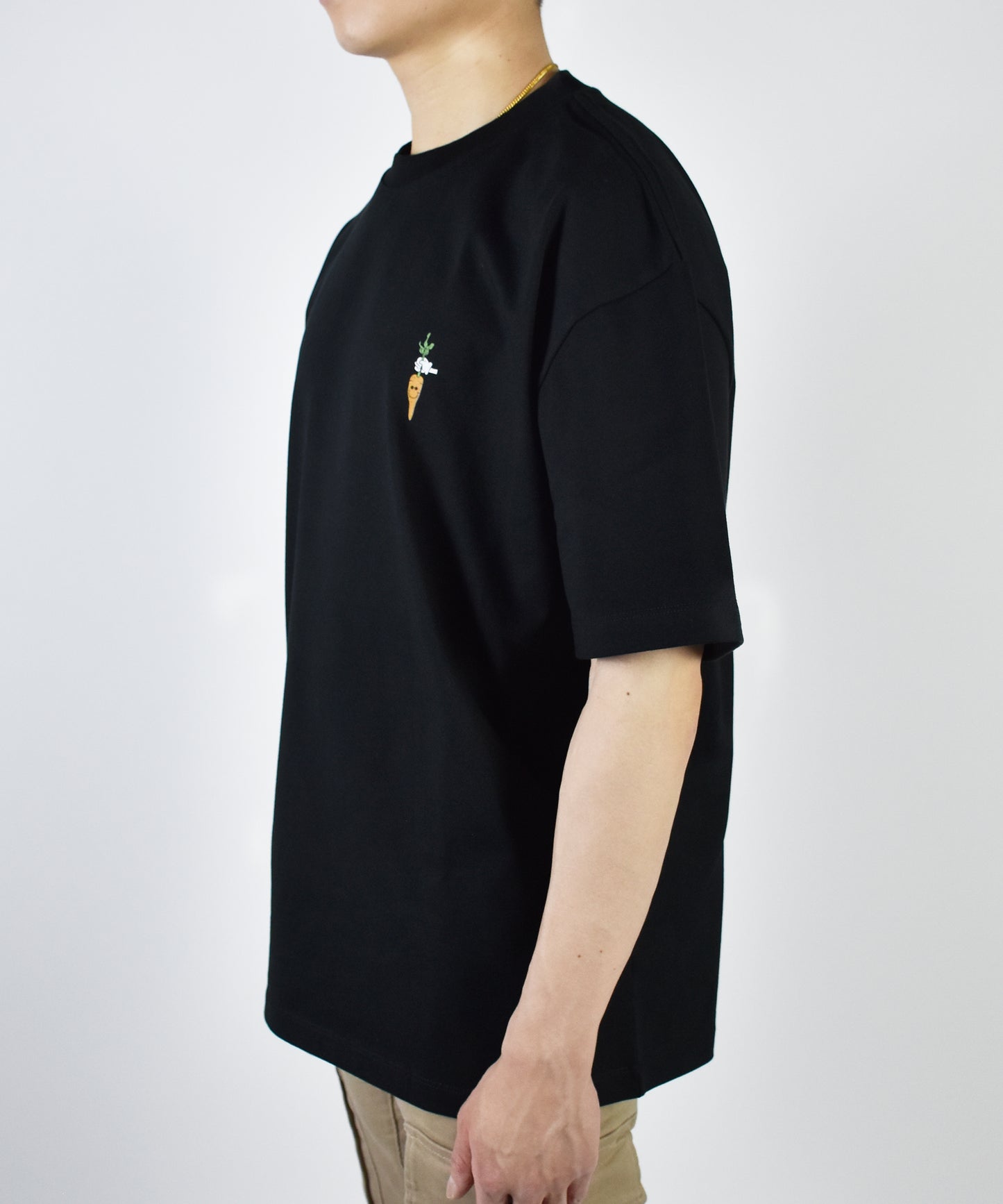 Uniqk Carrot Stick Black Oversized T-shirt Model Side